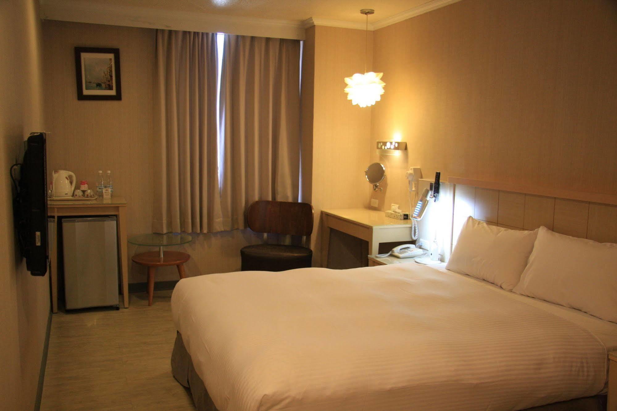 Just Enjoy Business Hotel Tainan Zewnętrze zdjęcie