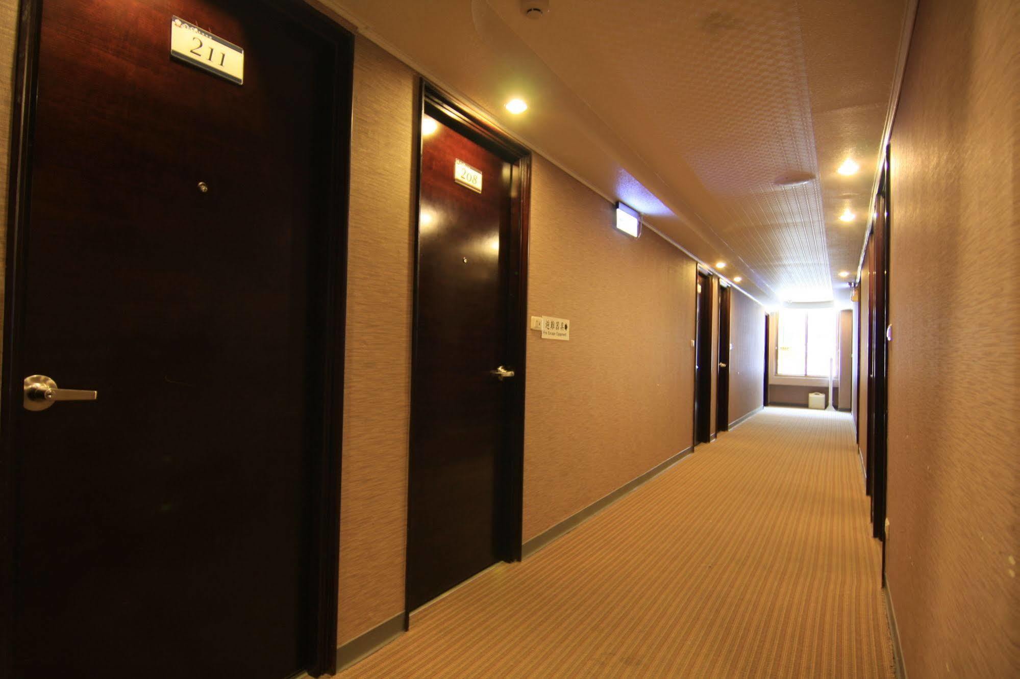 Just Enjoy Business Hotel Tainan Zewnętrze zdjęcie